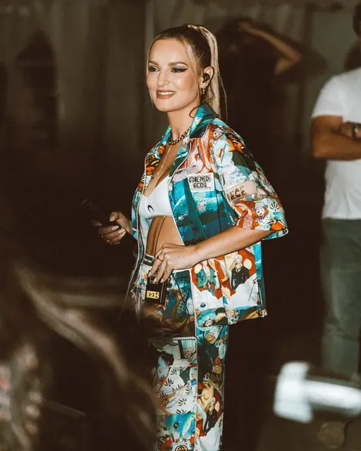 Guest arriving in a printed suit at an evening event